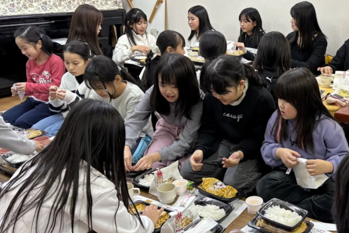 おもてなしデリバリーWoltが協賛企業とともに札幌の子ども食堂へクリスマスのお食事やお菓子をデリバリー「Wolt ブルーサンタプロジェクト 2024」