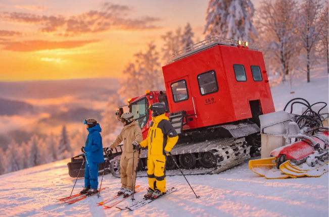 【富良野スキー場】パッセンジャーキャビン搭載の圧雪車で挑むファーストトラックや記憶に残る特別の一本を。さらに、夜のゲレンデを巡る、スリリングなナイトクルーズ、圧雪車乗車体験＆ナイトツアーを今年も開催。の画像
