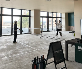 北海道「北広島駅」直結の施設に半常設のストリートピックルボールコートが期間限定オープンの画像